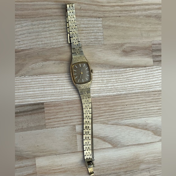 Seiko Ladies Watch Rare Vintage Quartz Gold Tone Bracelet Beige Dial White Hands - Picture 7 of 10